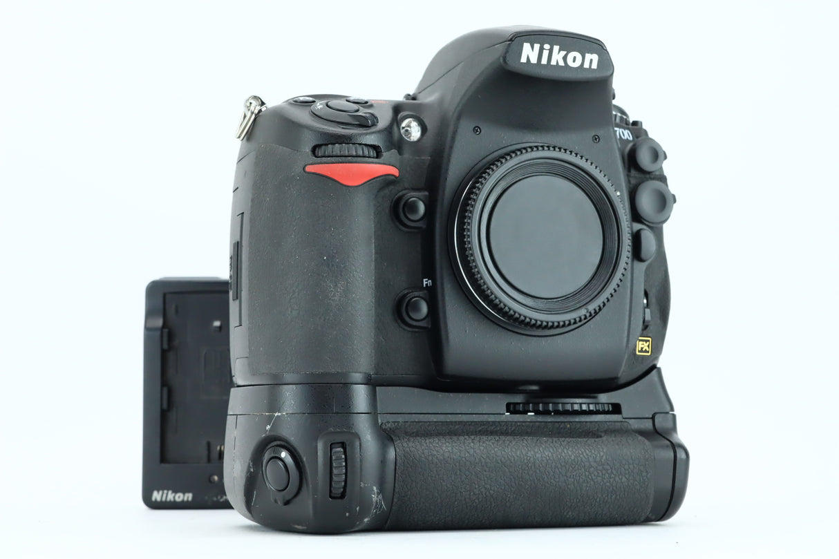 Nikon D700 + MB-D10