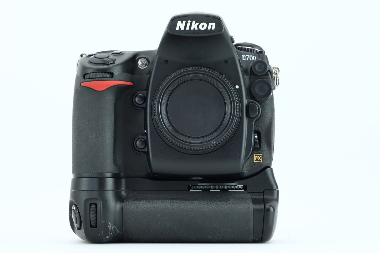 Nikon D700 + MB-D10