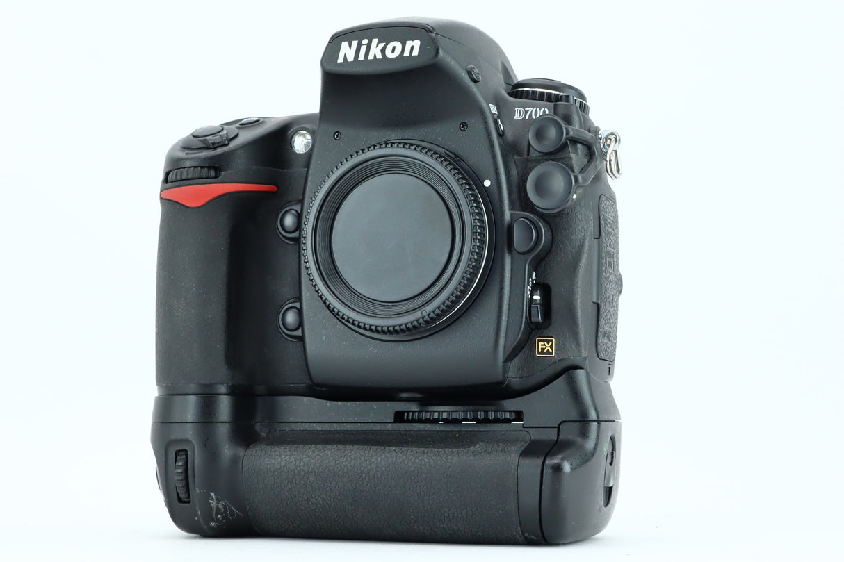 Nikon D700 + MB-D10