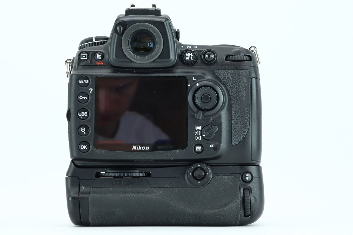 Nikon D700 + MB-D10