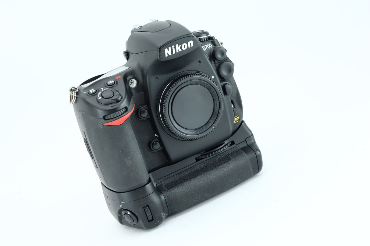 Nikon D700 + MB-D10