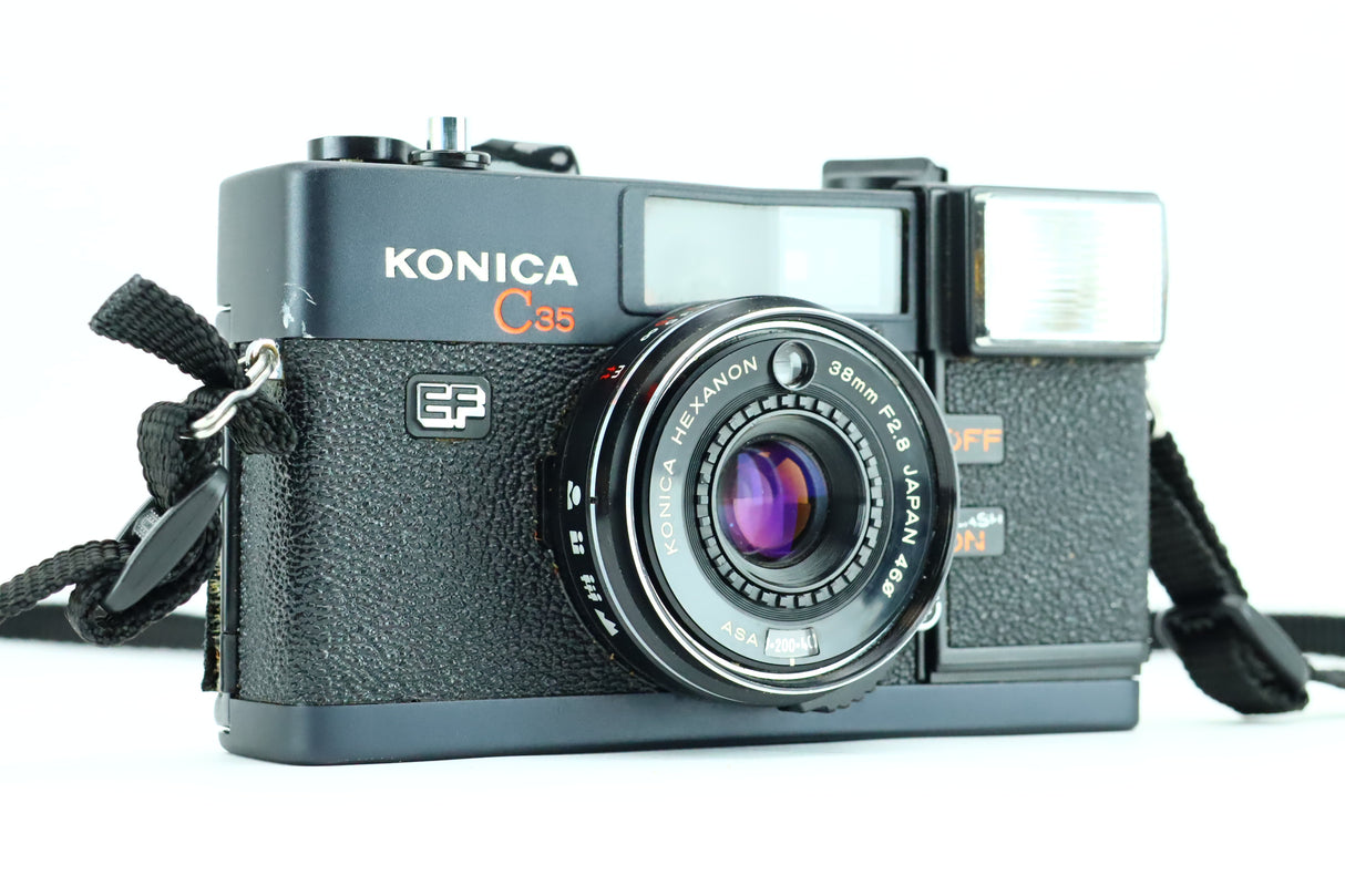 Konica C35 con lente Hexanon 38 mm 1:2.8