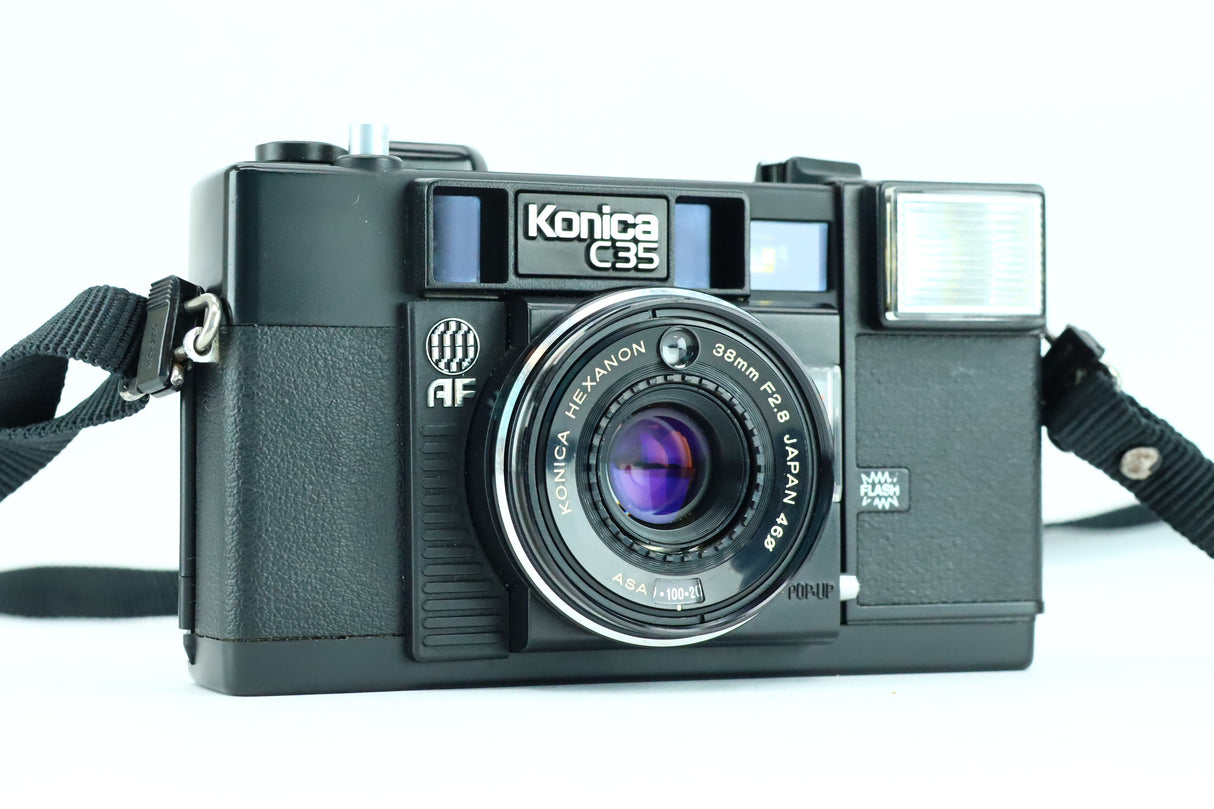 Konica C35 AF con lente Hexanon 38mm F2.8