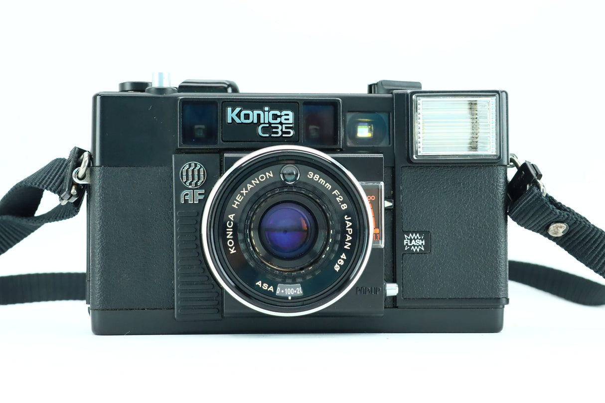 Konica C35 AF con lente Hexanon 38mm F2.8